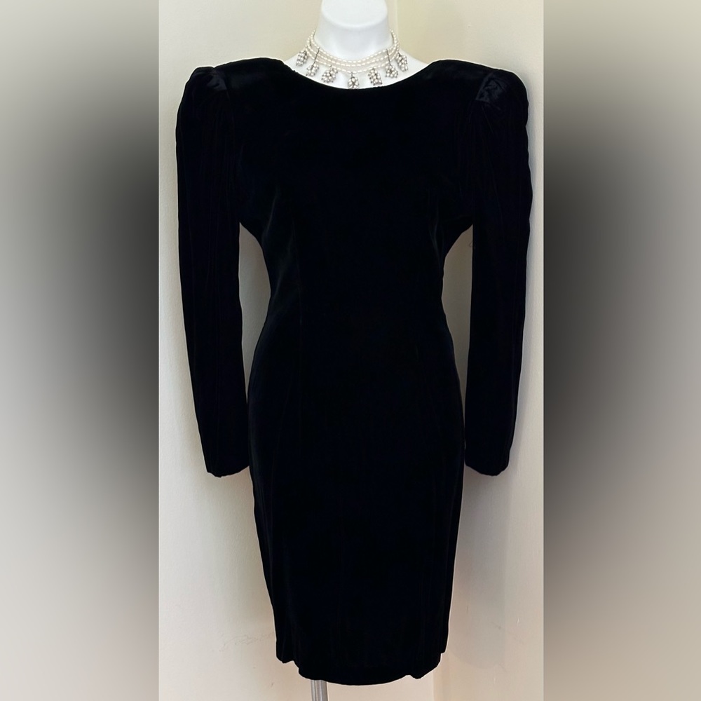 Renditions New York Vintage Black Velvet 80’s. Dress V Low Cut Back W Bow Sz 8
